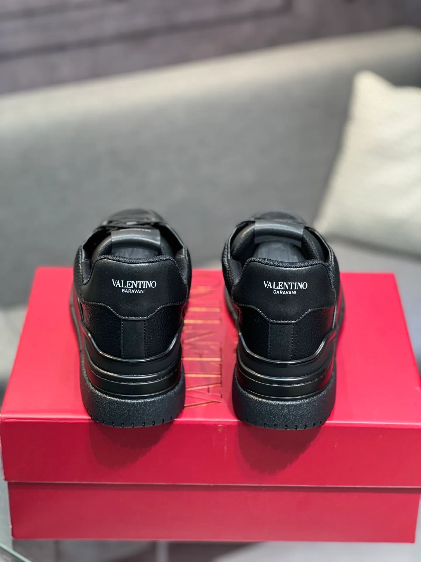 Men's Men's Shoes 💰660 Valentino 2023 early autumn new star shoes are now online! Wang Hedi and Ren Jialun have been worn by many celebrities. Who can refuse the same couple shoes as Wang Hedi! The design of Stars Stab My Heart is cool and spicy. The material of the shoes is cowhide, and every color is beautiful! Size 35-40, men’s size 39-44 (women’s 41, men’s 38, 45🉑️customized)